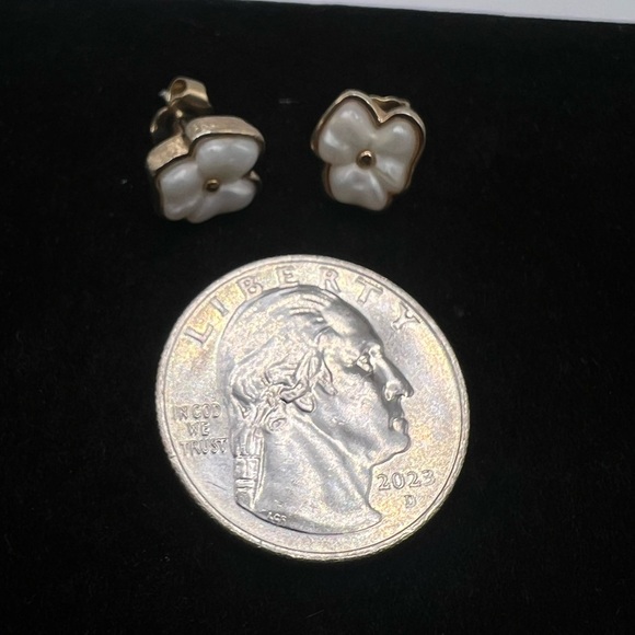 Vintage Avon Mother of Pearl Flower Earrings - Picture 4 of 4